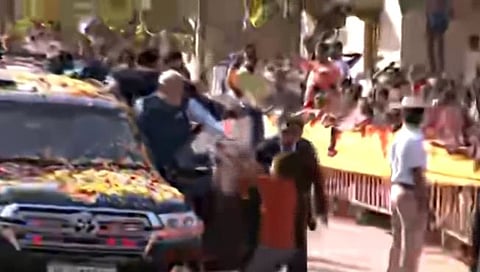 कर्नाटकमधील ‘रोड शो’वेळी पंतप्रधान मोदींना पुष्पहार घालण्यासाठी तरुणाने तोडले ‘सुरक्षा’ कडे