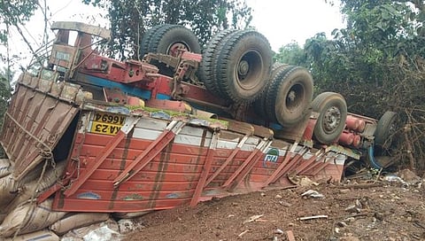 मुंबई-गोवा महामार्गावर साखरेची पोती घेऊन जाणारा ट्रक उलटला; चालक जागीच ठार