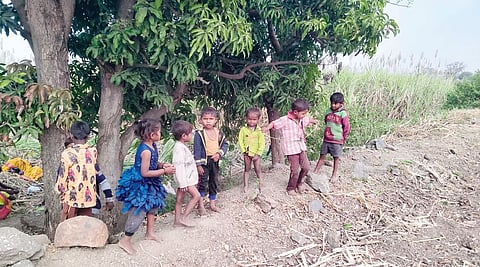 ऊसतोड कामगारांच्या मुलांकडे होतेय दुर्लक्ष, मुलांवर संकट