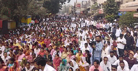 संगमनेर : बांधकाम कर्मचाऱ्यांचा जनआक्रोश मोर्चा ; महसूलमंत्री राधाकृष्ण विखे पाटील यांच्यावर सोडले टीकास्त्र