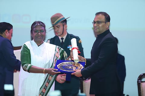 पुण्याचे जिल्हाधिकारी डॉ. राजेश देशमुख राष्ट्रपती द्रौपदी मुर्मु यांच्या हस्ते सन्मानित