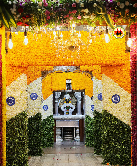 प्रजासत्ताक दिनानिमित्त पंढरीच्या विठ्ठल रुक्मिणी मंदिरात धायरीकरांनी केली आकर्षक तिरंगा फुलांची सजावट