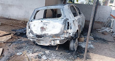 तरुणाचा प्रताप: रागाच्या भरात स्वत:च्याच बंगल्याला, गाडीला आग लावली अन् तमाशात जाऊन बसला