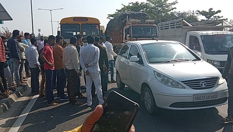 बीड : गेवराई शहराजवळ तिहेरी अपघात