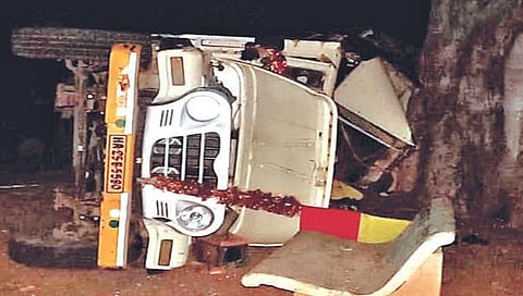 बेळगाव : वाहन झाडावर आदळून सहा ठार; रामदुर्ग तालुक्यातील घटना