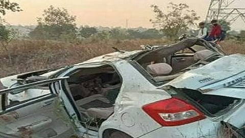 अपघातात कारचा चक्काचूर झाला