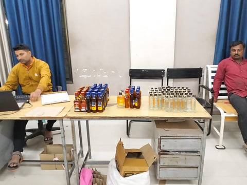 देवळा : पोलीस अधीक्षक शहाजी उमाप यांच्या पथकाने पकडलेली देशी विदेशी दारू (छाया : सोमनाथ जगताप )