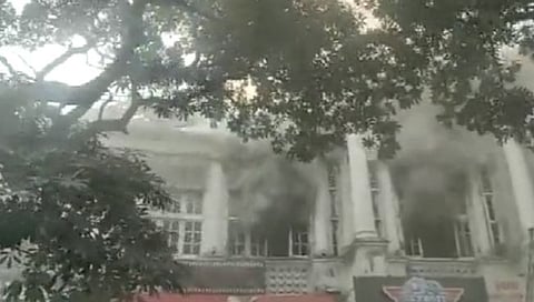 Delhi : दिल्लीतील कॅनॉट प्लेसमधील हॉटेलला भीषण आग