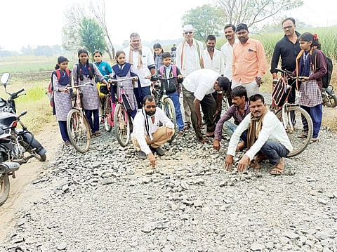 नगर : रस्त्याचे काम ग्रामस्थांनी पाडले बंद