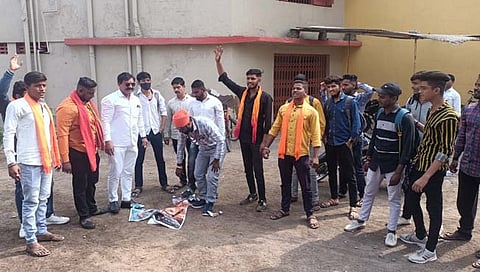 धुळ्यात पठाण चित्रपटाचे पोस्टर फाडून बजरंग दल, विहिंपचे आंदोलन