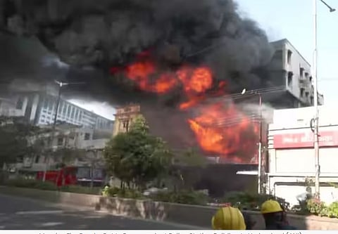 व्हिडिओ : हैदराबादमधील रामगोपालपेट पोलीस स्टेशनच्या इमारतीला भीषण आग