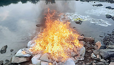 नगर : पकडलेली वाळू नष्ट करीत गोण्या पेटवल्या