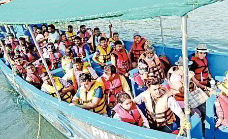 भयंकरच; गोव्यातील पर्यटकांच्या जीवाशी खेळ; पाच बोटी जप्त