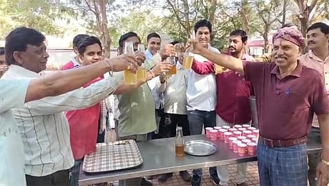 जळगाव : बाफना गोसेवा अनुसंधान केंद्राने अनोखा उपक्रम राबवत गोमूत्र प्राशन करत नव्या वर्षाचे स्वागत करताना नागरिक.