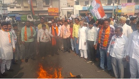 जळगाव : जामनेरमध्ये गिरीश महाजन यांच्या प्रतिकात्मक पुतळ्याचे दहन