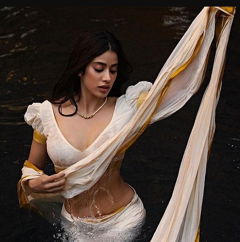 Janhvi Kapoor : स्वर्गातून उतरली अप्सरा ?❤️; व्हाईट साडीत जान्हवी रात्रीच्या अंधारात पाण्यात