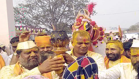 मालेगाव : श्रीक्षेत्र जेजूरीहून चंदनपुरीत दाखल झालेल्या मशालज्योतीची काढण्यात आलेली मिरवणूक