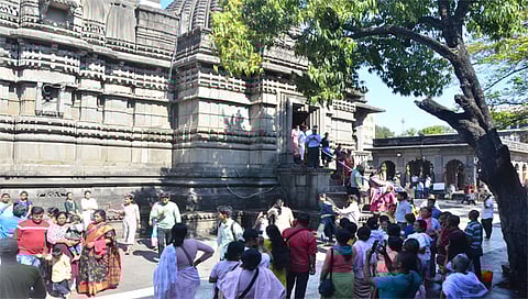 नााशिक : नवीन वर्षाच्या पूर्वसंध्येला पंचवटीतील काळाराम मंदिरात दर्शनासाठी भाविकांची झालेली गर्दी. (छायाचित्र : हेमंत घोरपडे)