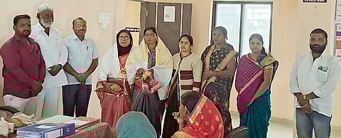 नगर : 40 वर्षांनंतर सत्तेतून पायउतार झाल्यानंतर लवांडेंचा मोठेपणा, सरपंचांचा केला सन्मान