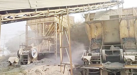 वासुंदे ग्रामस्थ खडीक्रशरच्या धुळीने त्रस्त; वारंवार तक्रार करूनही गावनेते व अधिकारी गप्प