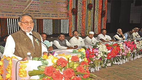 नाशिक : अखिल भारतीय मुस्लीम मराठी साहित्य संमेलनात बोलताना हमीद दलवाई. व्यासपीठावर उपस्थित अब्दुल कादर मुकादम, डॉ. अलीम वकील, जावेद पाशा कुरेशी, डॉ. अजीज नदाफ आदी.(छाया : रुद्र फोटो)