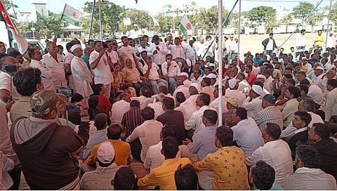 मालेगाव: जिल्हा बँकेच्या सक्तीच्या वसुली विरोधात शेतकरी संघटनेने पालकमंत्री दादा भुसे यांच्या निवासस्थानावर काढलेले बि-हाड आंदोलन पोलिस कवायत मैदानावर धडकल्यावर झालेली सभा. याप्रसंगी माजी खासदार राजू शेट्टी यांसह इतर नेते उपस्थित होते.