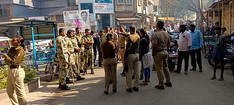 हसन मुश्रीफ यांच्या निवासस्थानसमोर व त्यांच्या निवासस्थानांच्या मार्गांवरही मोठा पोलीस बंदोबस्त तैनात करण्यात आला आहे.