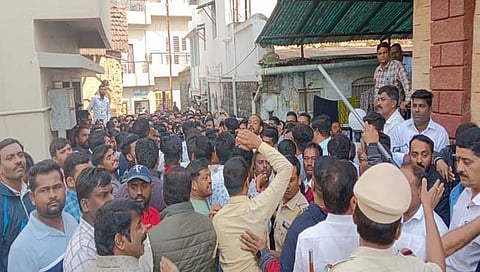 ED raids NCP leader Hasan Mushrif : कागलमध्ये तणाव, मुश्रीफांचे कार्यकर्ते आक्रमक, पोलिसांचे कडे तोडले (VIDEO)