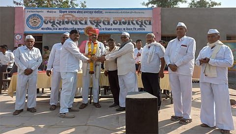 नगरसूल : येथील पुरातन मंदिरांसाठी पाच लाख रुपयांची मदत केल्याबद्दल संस्थेचे जनरल सेक्रेटरी प्रमोद पाटील यांचा सत्कार करताना मारुती मंदिर ट्रस्टचे अध्यक्ष सुभाष निकम, कारभारी अभंग, प्रभाकर निकम, अनिल निकम, प्रदीप निकम आदी. (छाया : भाऊलाल कुडके)