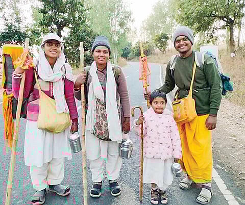 नगर : चार वर्षांची बालिका करतेय नर्मदा परिक्रमा