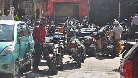 नाशिक : पार्कींगची व्यवस्था नसल्याने वाहनधारकांची वाहन पार्क करण्यासाठी अशाप्रकारे कसरत होत आहे.