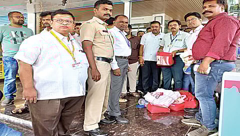 नाशिक : शहरातील एका दुकानातून प्लास्टिक पिशव्या जप्त करताना मनपा अधिकारी व कर्मचारी.