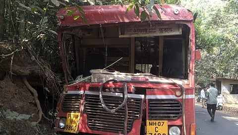 सिंधुदुर्ग : कुडाळ एसटी आगाराच्या बसला अपघात! चालकासह ७ ते ८ प्रवाशी जखमी