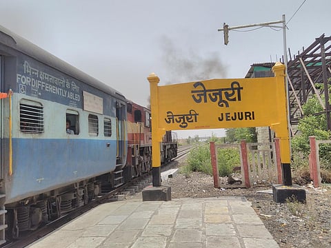 जेजुरी रेल्वेस्थानकातील कामांची वरिष्ठ अधिकारी करणार पाहणी; खा. सुळे यांनी मांडल्या समस्या