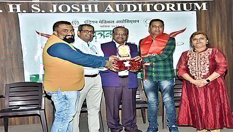 नाशिक : ‘पुढारी’चे प्रतिनिधी नितीन रशणूर यांना पुरस्कार प्रदान करताना मान्यवर.