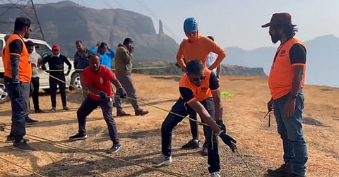 युवकाच्या शोधासाठी राबवलं गेलं नाणेघाट सर्च ऑपरेशन ; तब्बल १२०० फुट खोल दरीतून काढला मृतदेह वर