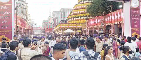 पुणे : बाप्पाच्या दर्शनासाठी मंदिरांत रांगा ; ‘गणपती बाप्पा मोरया’चा जयघोष