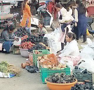 तळेगावातील बाजारपेठेत खरेदीसाठी गर्दी