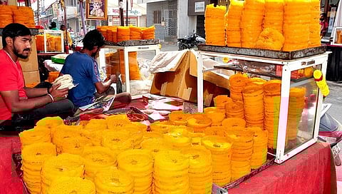 जालना : इथे संक्रातीनिमित्त घेवर, फेणीची होते विक्री, दुकाने सजली, जाणून घ्या काय आहे परंपरा