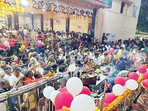 शनिशिंगणापुरात भाविकांची मांदियाळी ; शनी चौथर्यावर आकर्षक विद्युत रोषणाई