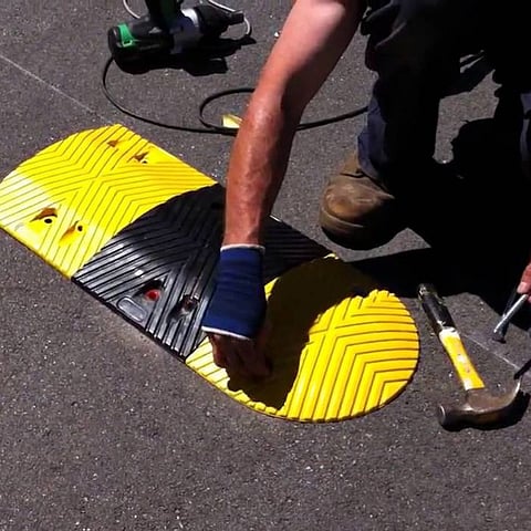 पुणे : शिक्रापूर-पाबळ रस्त्यावर गतिरोधक