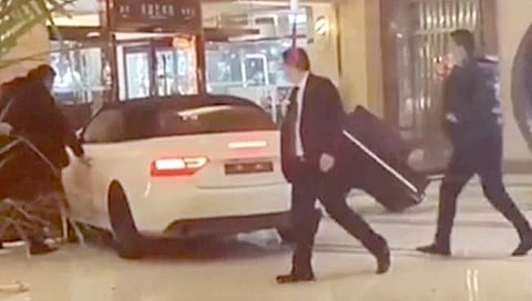 लॅपटॉप हरवल्याने स्पोर्टस् कार हॉटेलमध्ये घुसवली