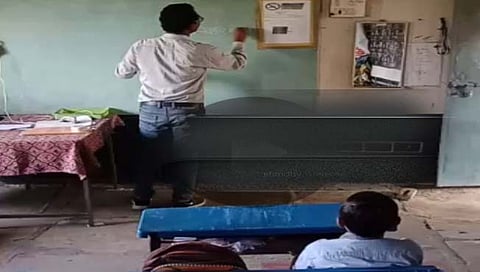 वाशिम : एका विद्यार्थ्यासाठी इथे चालते जिल्हा परिषद शाळा, शिक्षकही एकच; जाणून घ्या या शाळेविषयी (VIDEO)