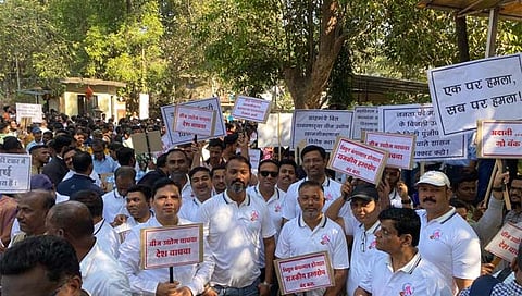 ठाणे : वीज कर्मचारी संघर्ष समितीचा जिल्हाधिकारी कार्यालयावर विराट मोर्चा