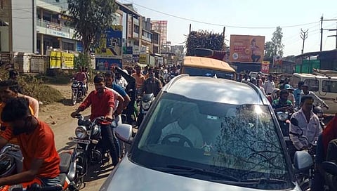 कोल्हापूर : संत बाळूमामांच्या दर्शनाला आलेल्या भाविकांना वाहतूक कोंडीचा फटका; मुदाळतिट्टा येथे दोन तास ट्रॅ्फिक जाम