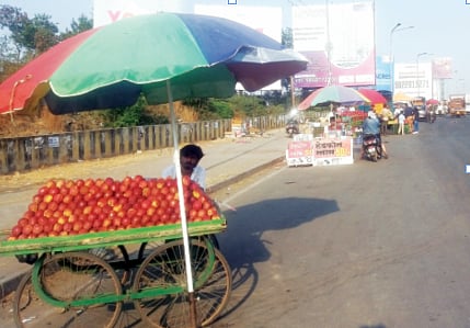 पुणे : विक्रेत्यांची रस्त्यावरच दुकाने ; नगर रस्ता परिसरातील चित्र