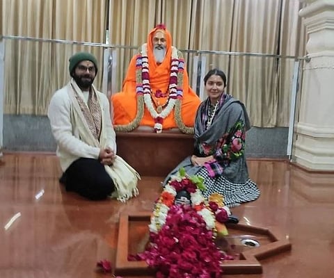 विराट आणि अनुष्का यांनी दयानंद सरस्वती यांच्या समाधीचे दर्शन घेतले.