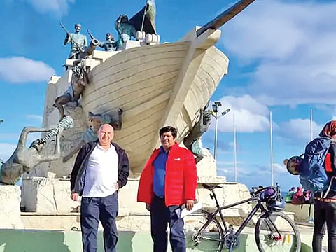 Travelling Seven Continents : दोघा भारतीयांनी अवघ्या तीन दिवसांत केला सात महाखंडांचा प्रवास