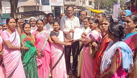 कोल्हापूर : प्रलंबित मागण्यांसाठी अंगणवाडी सेविकांचा आमदार मुश्रीफांच्या निवासस्थानावर मोर्चा