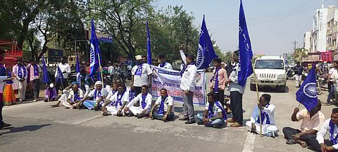 आटपाडी : तहसीलदार – कोतवाल विरोधात कायदेशीर कारवाईसाठी रिपब्लिकन पार्टीचा रास्ता रोको